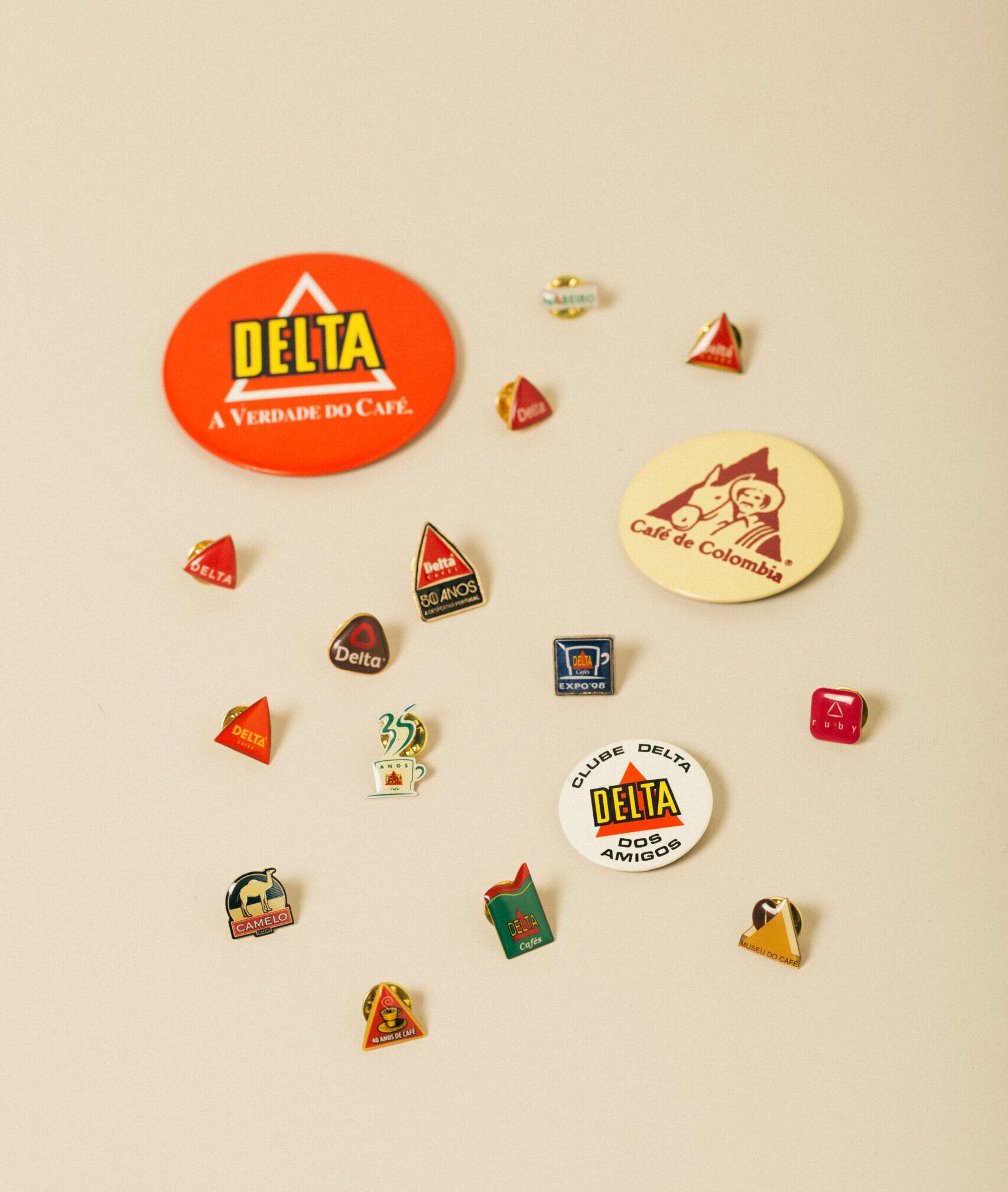 The iconic pin is more than 40 years old and, in Campo Maior, it walks the streets, on one lapel, off the next.