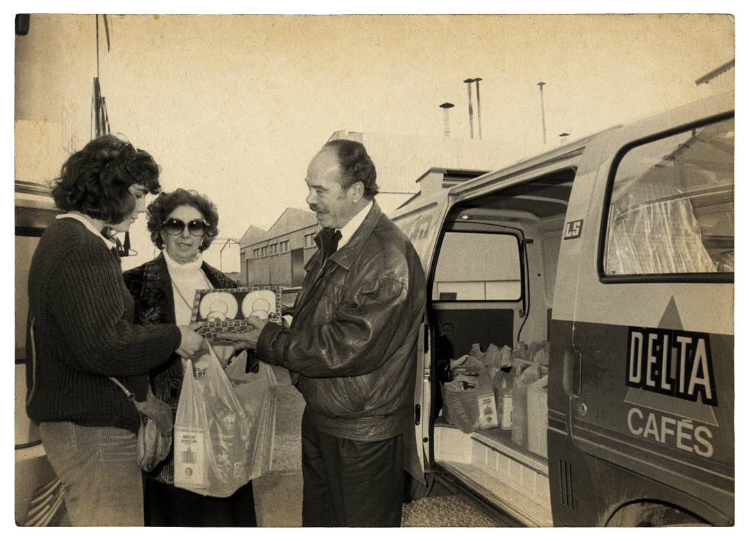 The founder of Delta demonstrating his philosophy in the field: "One customer, one friend."