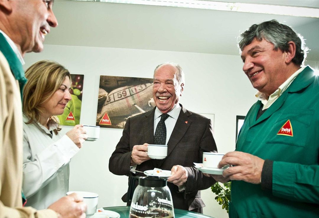 The founder of Delta demonstrating on site his philosophy: “one customer, one friend.”